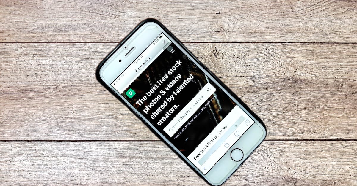 modernes smartphone mit touchscreen auf holztisch